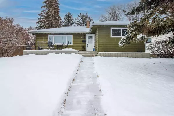 2 Hamlet RD Southwest, Calgary, AB T2V 3C8