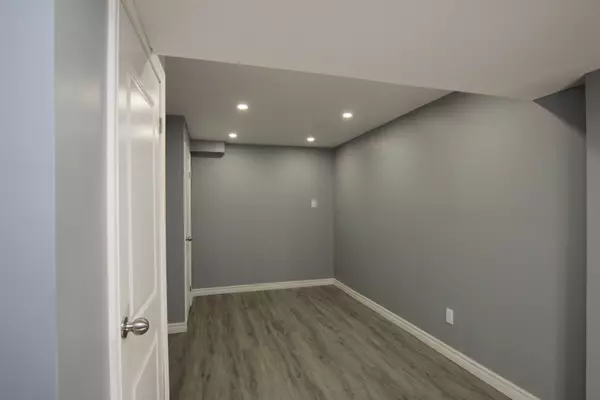 Bradford West Gwillimbury, ON L3Z 4P1,89 Montrose BLVD #Basement