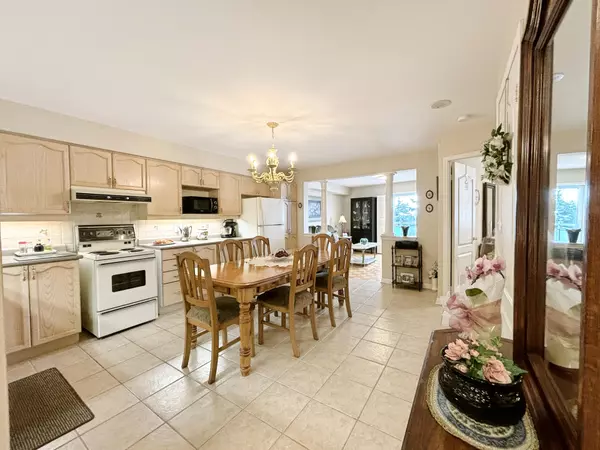 Vaughan, ON L4K 5N7,2500 Rutherford RD #211