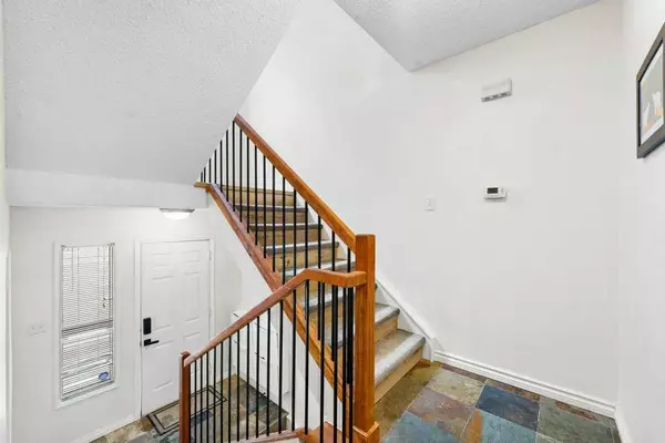 Calgary, AB T2M 2Z1,1613 4 ST NW #1