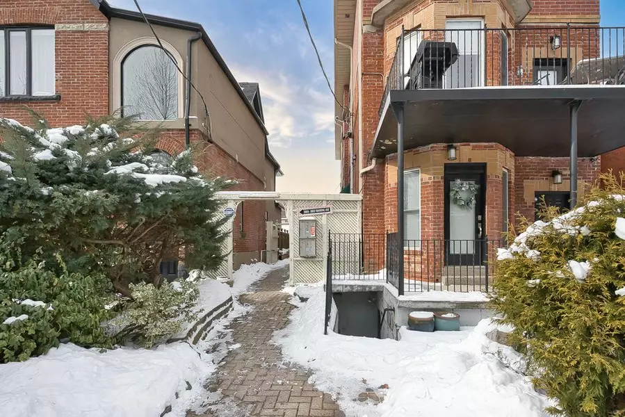 388D Manning AVE, Toronto C01, ON M6G 2V7