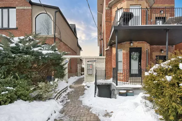 388D Manning AVE,  Toronto C01,  ON M6G 2V7