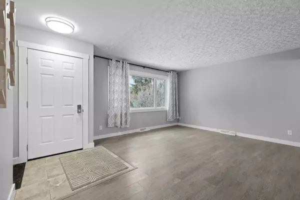 Calgary, AB T2V 3B9,52 Hazelwood CRES SW