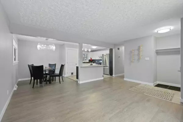 Calgary, AB T2V 3B9,52 Hazelwood CRES SW