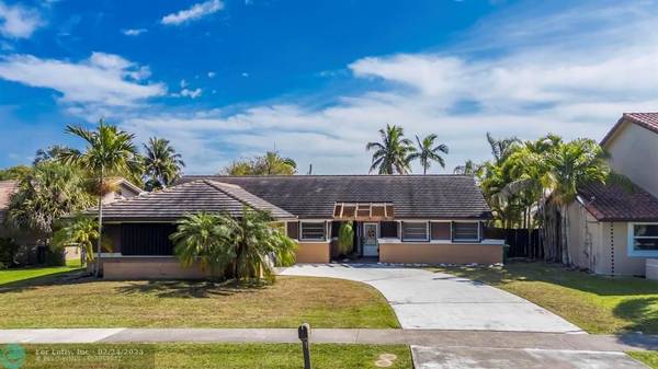 5720 W Waterford Dr, Davie, FL 33331