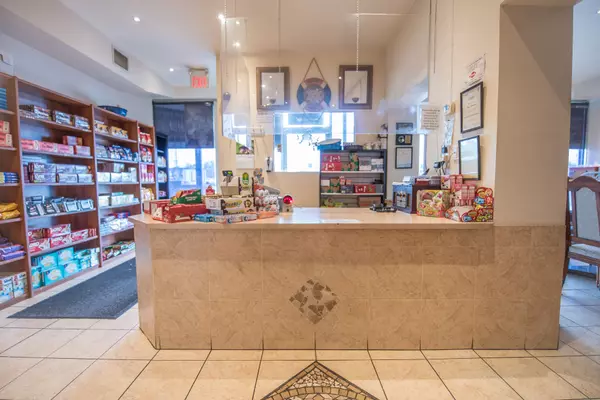 Mississauga, ON L5N 1A2,35 Queen ST N