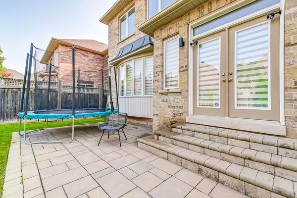 Oakville, ON L6H 7V6,1523 Arrowhead RD