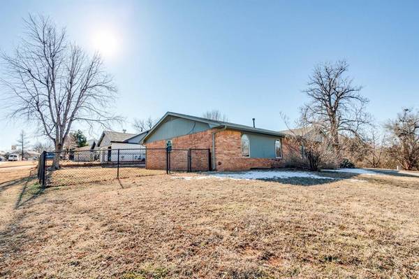 11208 Surrey Hills Boulevard, Yukon, OK 73099