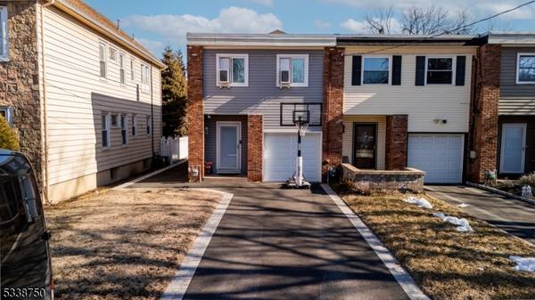 16 Onyx Ct, Passaic City, NJ 07055