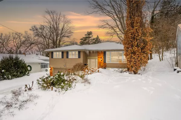 9 Martingrove DR, Hamilton, ON L9H 1T1