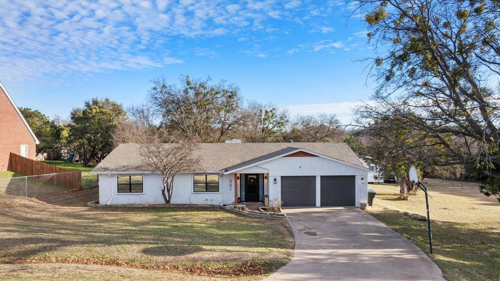 301 Saddleview Court, Granbury, TX 76048