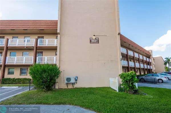 Sunrise, FL 33322,9041 Sunrise Lakes Blvd  #206