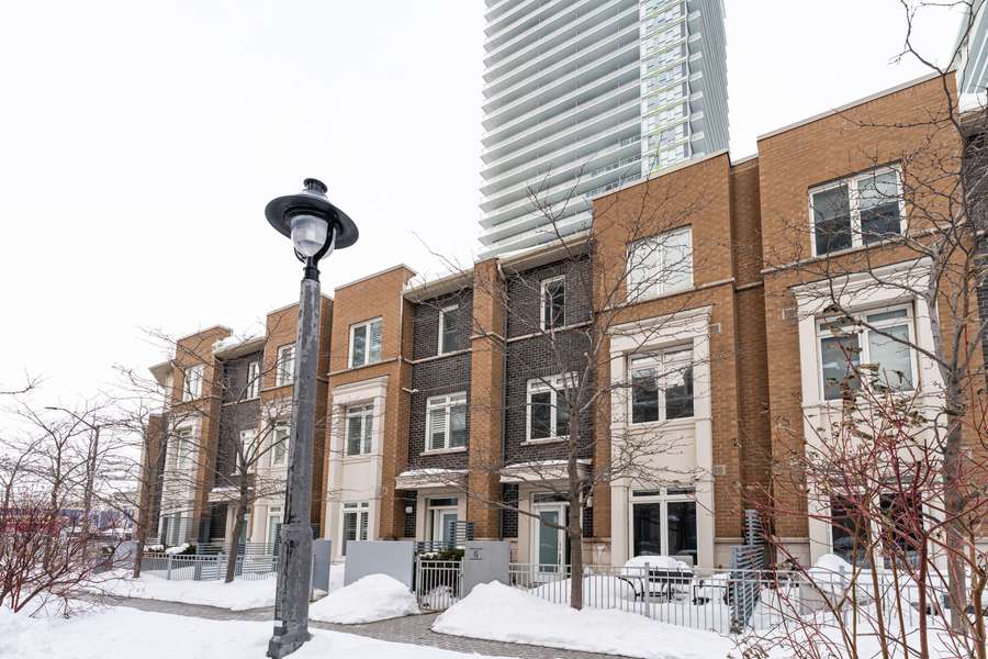 370 Square One DR #Th6, Mississauga, ON L5B 0E6