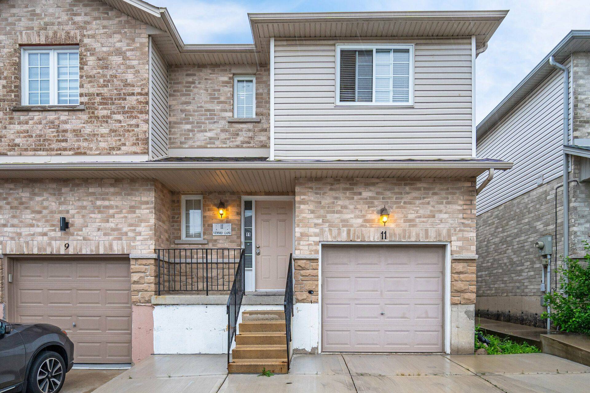 11 Vennio LN, Hamilton, ON L9B 2Y7