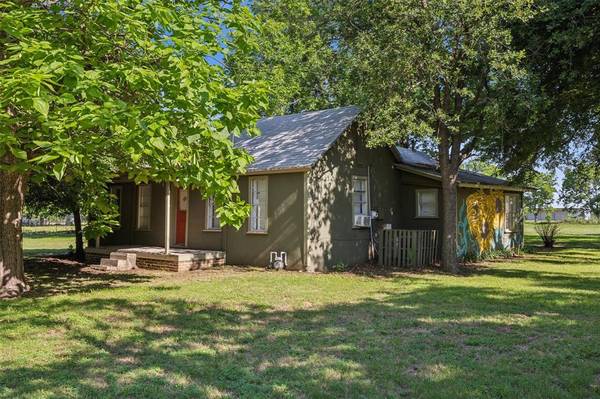 429 W Clifton Street, Pilot Point, TX 76258