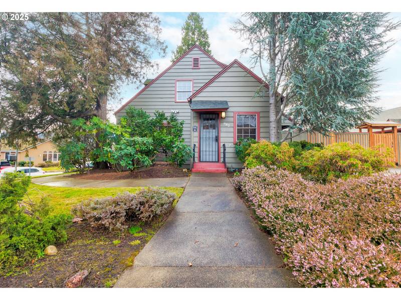 882 NE 7TH ST, Grants Pass, OR 97526