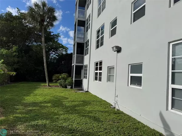 Pompano Beach, FL 33069,4020 W Palm Aire Dr  #112