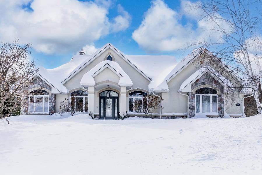 16 Bridle TRL, Springwater, ON L9X 0J9