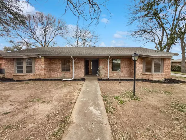 1224 Briarwood Drive, Cleburne, TX 76033