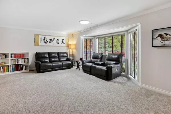 Calgary, AB T3B 3C2,612 Varsity Estates PL Northwest