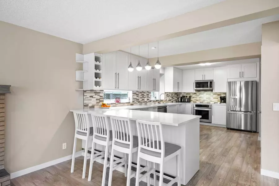 343 Douglasbank PL Southeast, Calgary, AB T2Z 2C2