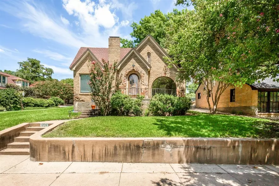 1002 Valencia Street, Dallas, TX 75223