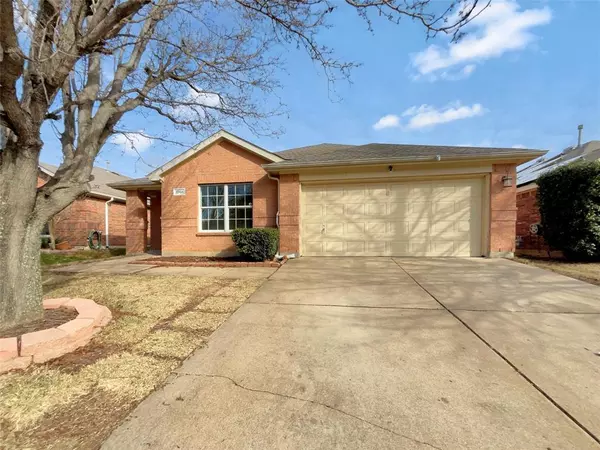 1068 Valley Brook Lane, Grand Prairie, TX 75052