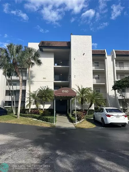 9340 Lagoon Pl  #210, Davie, FL 33324