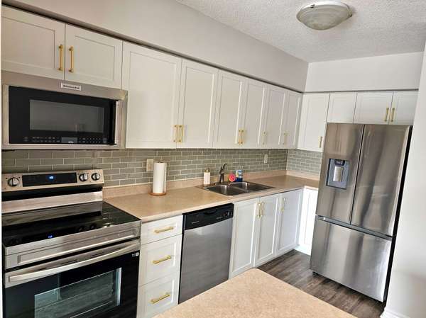 1000 Cedarglen Gate #205, Mississauga, ON L5C 3Z5