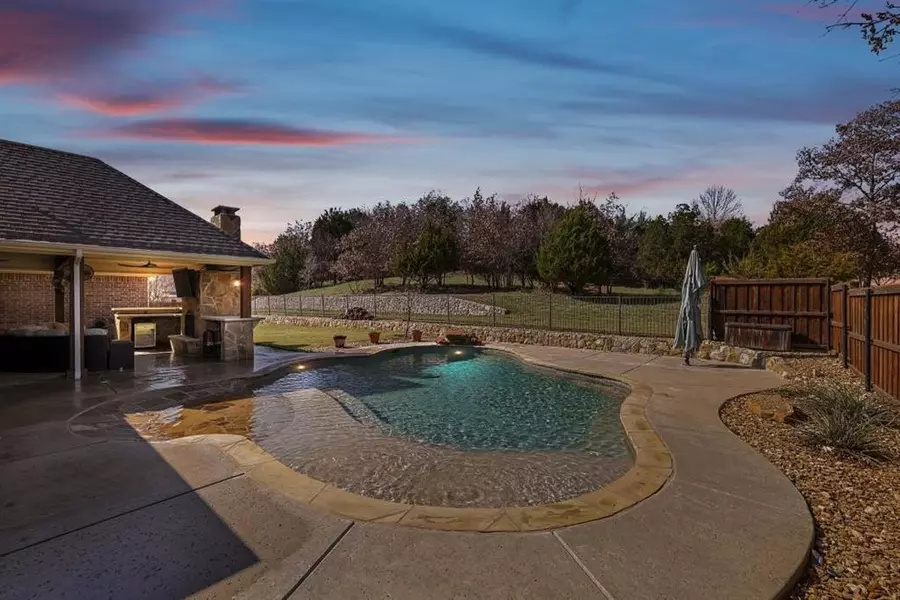 102 Running Creek Court, Weatherford, TX 76087