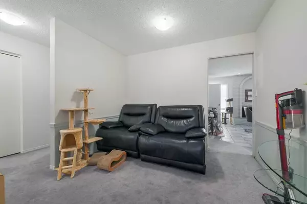 Calgary, AB T2J 3B2,1508 Acadia DR Southeast