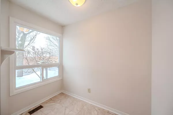 Kitchener, ON N2M 5K4,180 Highland CRES #3