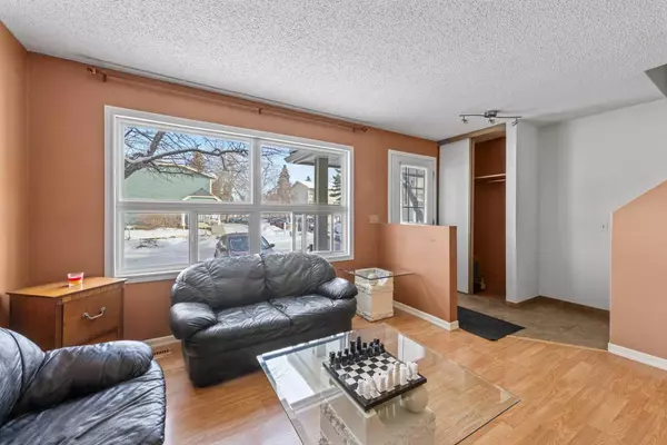 Calgary, AB T2J 6R2,524 Queenston GDNS SE