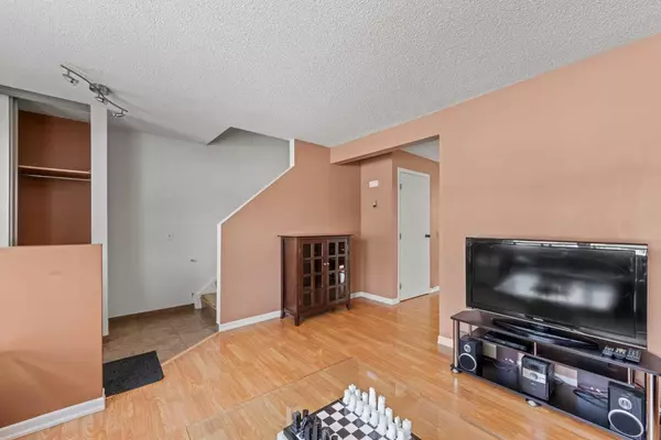 Calgary, AB T2J 6R2,524 Queenston GDNS SE