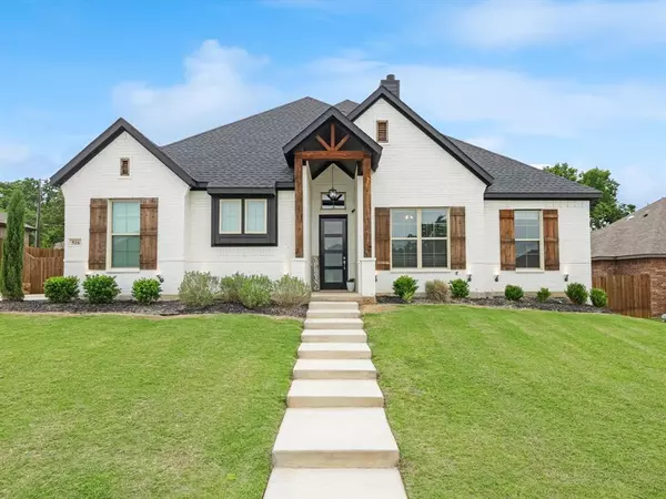 516 Woodland Drive, Azle, TX 76020