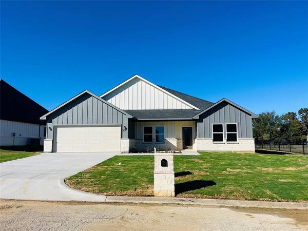 901 Holiday Hills, Mineral Wells, TX 76067