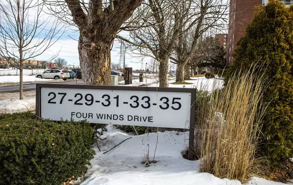 31 Four Winds DR #912, Toronto W05, ON M3J 1K9