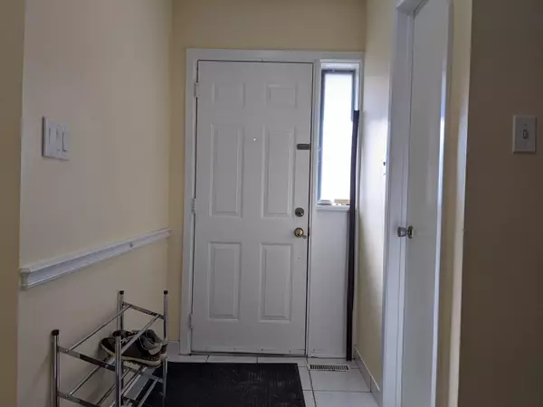 Mississauga, ON L5C 2B8,3065 Lenester DR #15