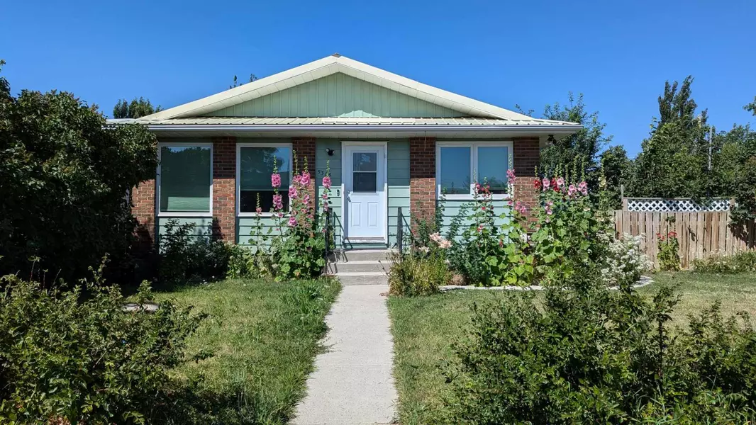 5365 6 ST West, Claresholm, AB T0L 0T0