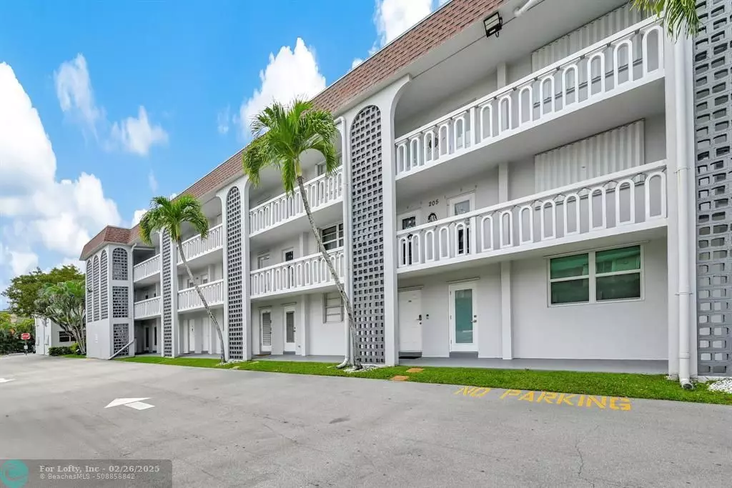 Deerfield Beach, FL 33441,400 SE 10th St  #105