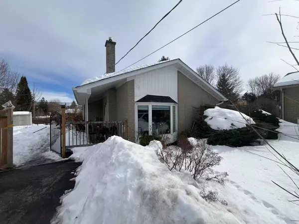 9 Corbett CRES, Aurora, ON L4G 2E9