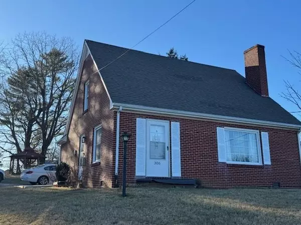 306 S Main St, Hillsville, VA 24343