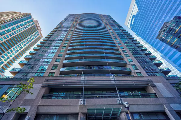 30 Grand Trunk CRES #305, Toronto C01, ON M5J 3A4