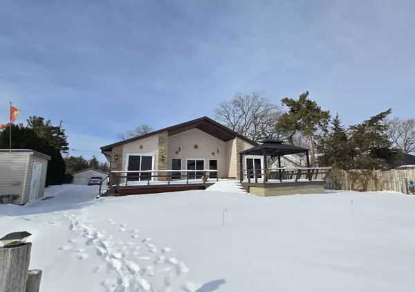 32 Peats Point LN, Prince Edward County, ON K8N 4Z7