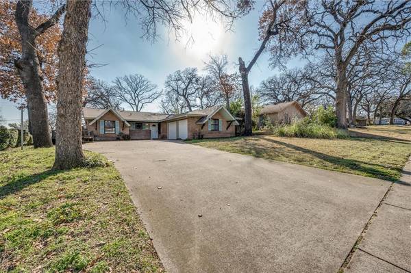 2102 Woodoak Drive, Irving, TX 75060