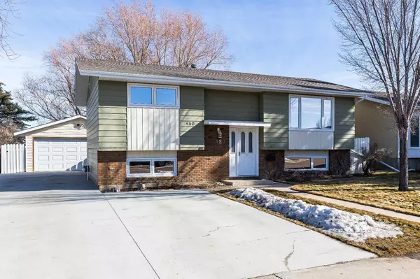 Medicine Hat, AB T1B2J9,480 Sissons CRES Southeast