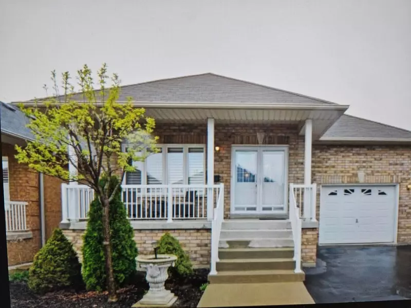 9 Amalfi CT, Vaughan, ON L4L 9S2