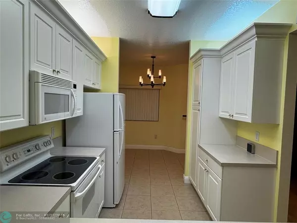 7765 Yardley #403, Tamarac, FL 33321