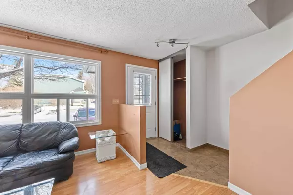 Calgary, AB T2J 6R2,524 Queenston GDNS Southeast