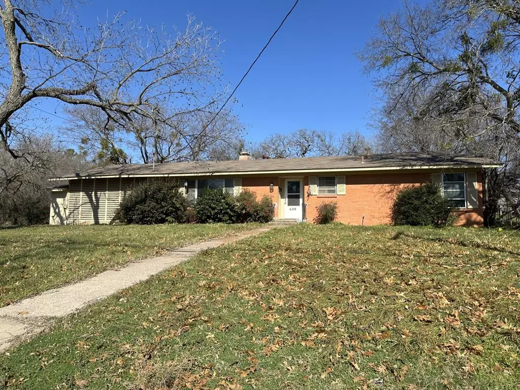 Bowie, TX 76230,609 Walnut Street